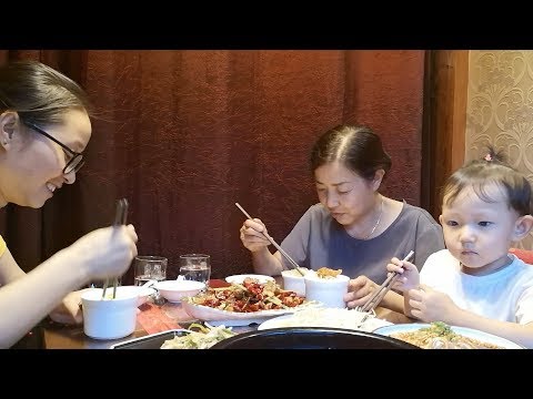 【小胖在西北】一家人出去聚餐,点了一桌子硬菜,婆婆说想把小强送人